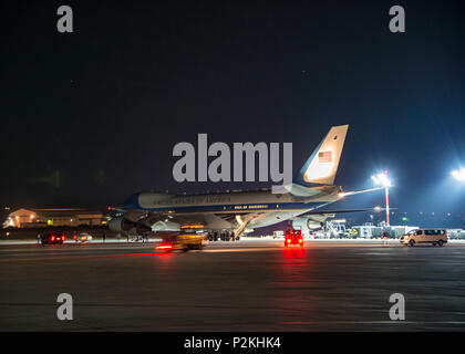 180610-N-UR 565-0037 NAVAL SUPPORT ACTIVITY Souda Bay, Griechenland (10. Juni 2018) Air Force One bei Naval Support Activity Souda Bay, Griechenland, 10. Juni 2018 landete, für einen geplanten Tanken auf dem Weg zum North Korea Gipfel in Singapur. Naval Support Activity Souda Bay ermöglicht den Betrieb und die Reaktionsfähigkeit von US-amerikanischen und alliierten Truppen zur Unterstützung der Marine Region, Europa, Afrika, Vorderasien mission Dienstleistungen für die Flotte, die Kämpfer zur Verfügung zu stellen und die Familie. (U.S. Marine Foto von Joel Diller/Freigegeben) Stockfoto