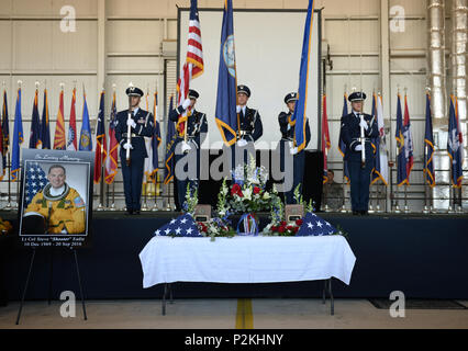 Beale Air Force Base Ehrengarde die Farben während einer Trauerfeier für Oberstleutnant Steve "Shooter" Eadie, Sept. 29, 2016, an der Beale Air Force Base, Kalifornien. Eadie getötet wurde, Sept. 20, 2016, wenn eine U-2 Dragon Lady er Pilotierung wurde in der Sutter Buttes Gebirge abgestürzt. (U.S. Air Force Foto/Staff Sgt. Bobby Cummings) Stockfoto