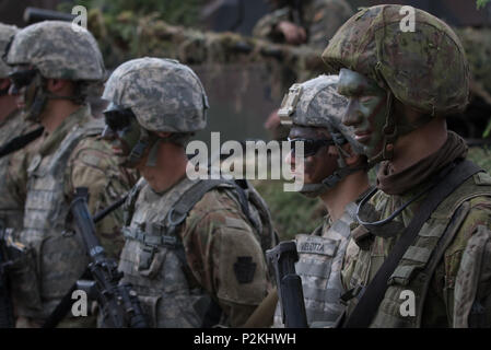 Die litauischen Soldaten gehören zu den NATO-Enhanced vorwärts Präsenz Battle Group stand, die sich in der Ausbildung mit den Soldaten des 1.BATAILLON, 109 Infanterie Regiment, Pennsylvania Army National Guard, während in einer statischen Anzeige während Sabre Strike18 am Pabrade Training Area, Litauen, 11. Juni 2018 teilnehmen. Die statische Darstellung wurde nach Sehr geehrte Besucher beobachteten Elemente der NATO-Enhanced vorwärts Präsenz battle groups ein Angriff Übung durchführen. Sabre Streik 18 ist eine multinationale Übung geplant von Juni 3-15 Tests ausführen, die NATO die verbesserte Präsenz weiterleiten (eFP) Schlacht Stockfoto