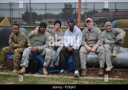 Die paintball Team nimmt eine kurze Pause nach dem gewinnen ihr erstes Spiel in der 3. Der jährliche Osan Flughafen Commander Cup, Osan Flughafen, Republik Korea Sept. 30. Die Osan Flughafen Cup bestand aus 22 verschiedenen Teams in einem Array von Sport, Spiele und Aktivitäten, die Moral aufzubauen und Esprit de Corp erhöhen konkurrieren. Stockfoto