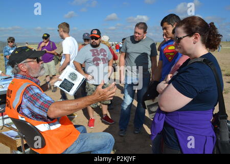 Robb Hermes, ein pensionierter Los Alamos National Laboratory Scientist, spricht die Besucher während einer Trinity Site Open House im White Sands Missile Range Okt. 1, 2016. Foto von Wendy Brown, Fort Bliss Bugle Stockfoto