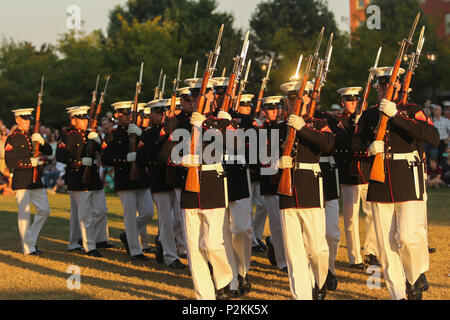 Das Marine Corps leise Bohren Platoon führt während der Eröffnungsfeier der Marine Woche Nashville in Nashville, Tenn., Sept. 7, 2016. Marine Woche Nashville ist eine Chance für die Menschen der mehr Nashville Area zu Marines treffen und über Corps' Geschichte, Traditionen und der Wert der Nation erfahren. (U.S. Marine Corps Foto von Sgt. Lucas Hopkins) Stockfoto