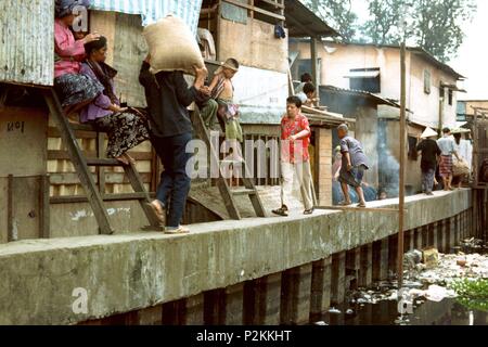 Original Film Titel: JAHR DES LEBENS GEFÄHRLICH. Englischer Titel: DAS JAHR DES LEBENS GEFÄHRLICH. Regisseur: Peter Weir. Jahr: 1982. Stars: Linda Hunt. Credit: M. G. M/United Artist/Album Stockfoto