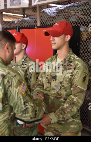 Private Erste Klasse Clayton Kyle Lyzenga, ein Fallschirm Rigger zugewiesen zu Gruppe Unterstützung Bataillon 3 Special Forces Group (Airborne), die Armee Acheivment Medaille am 07 Sep, 2016 in Fort Bragg, North Carolina. Wenn Word eine aktive shooter Verbreitung durch die Crabtree Valley Mall in Raleigh, North Carolina am 13 Aug, 2016 PFC Lyzenga und ein anderer Soldat half uns dabei, eine Frau, die nach dem Verlassen der Mall zusammengebrochen. Stockfoto