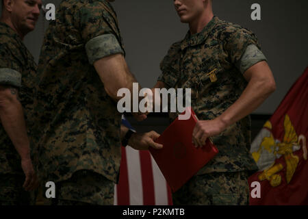 Us Marine Corps Generalmajor John K. Liebe, 2nd Marine Division (2d MARDIV) kommandierender General, 2d MARDIV, schüttelt Hände mit Lanze Cpl. Nicholas Sciortino, 2.BATAILLON, 6 Marine Regiment, 2d MARDIV während der 2D-MARDIV Infanteriegewehr Squad Wettbewerb Preisverleihung in Camp Lejeune, N.C., Sept. 28, 2016. 2d MARDIV Infanteriegewehr Squad Konkurrenz war die taktischen Fähigkeiten der Infanterie Gewehr Trupps zu bewerten und festzustellen, unter simulierten Bedingungen zu bekämpfen, der Division Die meisten tüchtig und fähig Squad. Der Wettbewerb wurde entwickelt, um die korrekte Durchführung der Taktik zu betonen, Techniken Stockfoto