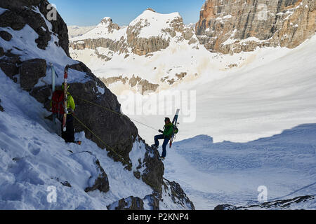 Zwei Männer Skitouren auf dem Weg von Cima d'Agola im Bereich der Brenta Dolomiten Madonna di Campiglio, Brenta Gebirge, Dolomi Stockfoto