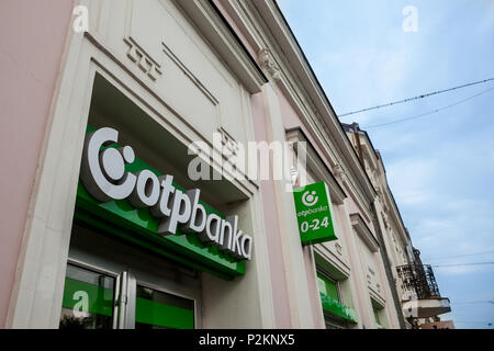 Belgrad, SERBIEN - 10. JUNI 2018: OTP Bank (OTP Banka) Logo auf Ihrer Hauptniederlassung für Zemun. OTP Bank Group ist eines der größten ungarischen Banken, spre Stockfoto