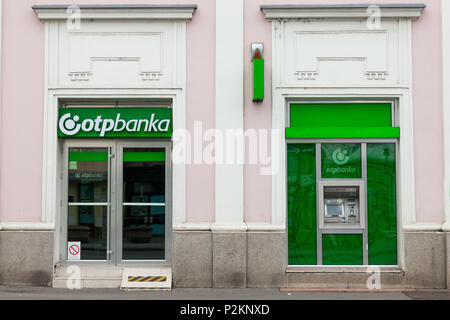 Belgrad, SERBIEN - 10. JUNI 2018: OTP Bank (OTP Banka) Logo auf Ihrer Hauptniederlassung für Zemun. OTP Bank Group ist eines der größten ungarischen Banken, spre Stockfoto