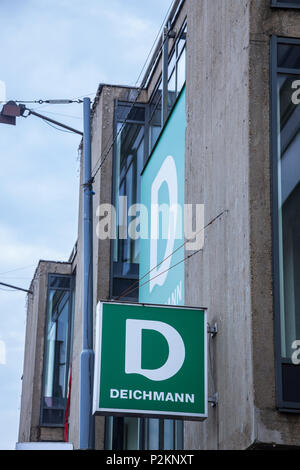 Belgrad, SERBIEN - 10. JUNI 2018: Logo der wichtigsten Deichmann store in Belgrad. Deichmann ist ein großer deutscher Schuh- und Sportswear Einzelhandelskette in Stockfoto