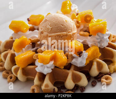 Waffeln und Eis, Mango Stockfoto