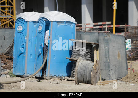 Bukarest, Rumänien - Juni 14, 2018: Ein Arbeiter ist die Entleerung ökologische Toiletten auf einer Baustelle Stockfoto
