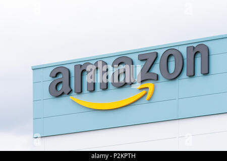 15. Juni 2018 - Amazon unterzeichnen und Logo auf ihren Warrington Fulfillment Center Gebäude am Tag der offiziellen Eröffnung Stockfoto