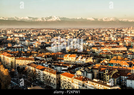 Blick auf die Stadt Turin von der Spitze der Mole Antonelliana, mit den Alpen im Hintergrund. Turin, Provinz Turin, Italien. Stockfoto