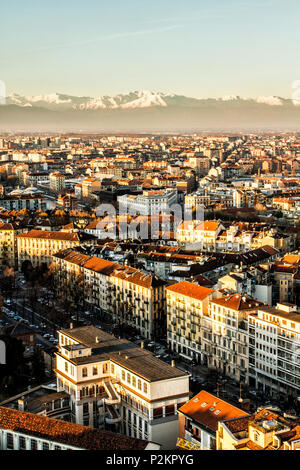 Blick auf die Stadt Turin von der Spitze der Mole Antonelliana, mit den Alpen im Hintergrund. Turin, Provinz Turin, Italien. Stockfoto