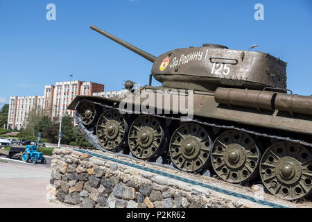 25.08.2016, Tiraspol, Transnistrien, Moldau - Der berühmte tank Monument im Zentrum der Stadt, einen russischen T 34 aus dem Zweiten Weltkrieg. Eine der vielen r Stockfoto