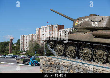 25.08.2016, Tiraspol, Transnistrien, Moldau - Der berühmte tank Monument im Zentrum der Stadt, einen russischen T 34 aus dem Zweiten Weltkrieg. Eine der vielen r Stockfoto