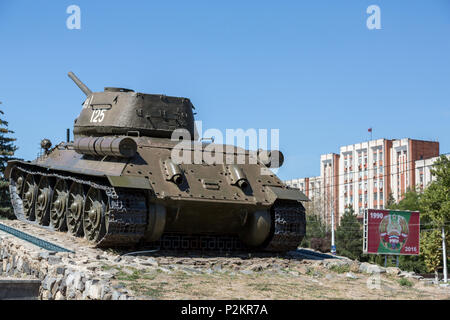 25.08.2016, Tiraspol, Transnistrien, Moldau - Der berühmte tank Monument im Zentrum der Stadt, einen russischen T 34 aus dem Zweiten Weltkrieg. Eine der vielen r Stockfoto