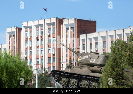 25.08.2016, Tiraspol, Transnistrien, Moldau - Der berühmte tank Monument im Zentrum der Stadt, einen russischen T 34 aus dem Zweiten Weltkrieg. Eine der vielen r Stockfoto