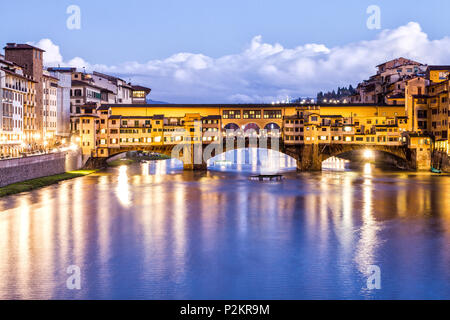 Ponte Vecchio (Alte Brücke) am Abend. Florenz, Provinz Florenz, Italien. Stockfoto