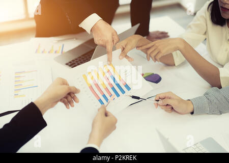 Start Geschäft Leute Treffen der Gruppe, Junge kreative Mitarbeiter Team arbeiten und diskutieren neue Plan Projekt in Büro, Unternehmer, Brainstorming, Stockfoto