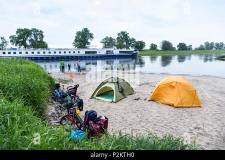 Boot auf dem Fluss, Camping an der Elbe entlang, Familie Radtour entlang der Elbe, Abenteuer, von Torgau, Riesa, Saxo Stockfoto