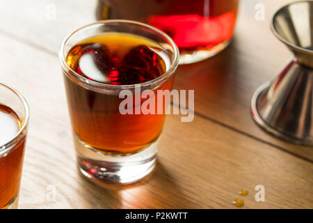 Red Sloe Gin Likör in ein Glas Stockfoto