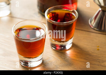 Red Sloe Gin Likör in ein Glas Stockfoto