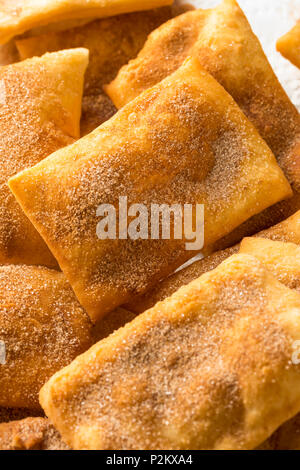 Hausgemachte Frittierte mexikanische Sopapillas mit Zimt Zucker Stockfoto