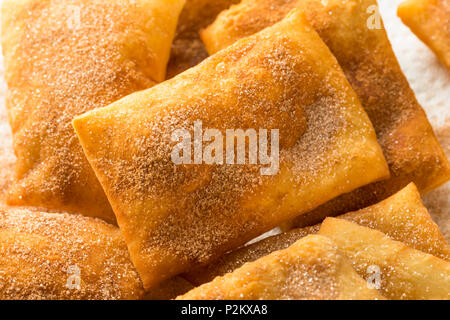 Hausgemachte Frittierte mexikanische Sopapillas mit Zimt Zucker Stockfoto