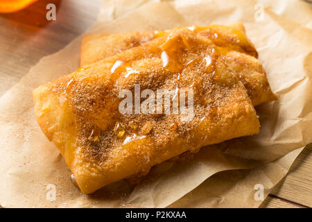 Hausgemachte Frittierte mexikanische Sopapillas mit Zimt Zucker Stockfoto