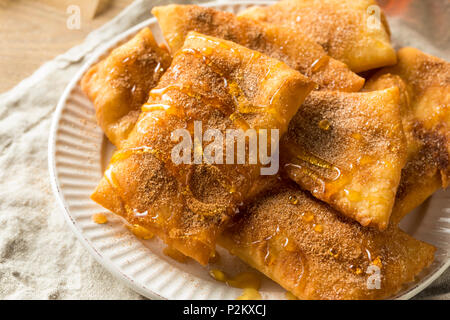 Hausgemachte Frittierte mexikanische Sopapillas mit Zimt Zucker Stockfoto