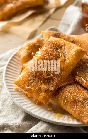 Hausgemachte Frittierte mexikanische Sopapillas mit Zimt Zucker Stockfoto