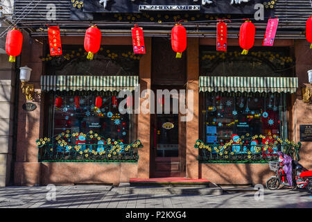 Harbin, China - Feb 22, 2018. Ein Shop auf der Walking Street in Harbin, China. Harbin ist die größte Stadt in der nordöstlichen Region von China. Stockfoto