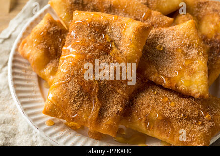 Hausgemachte Frittierte mexikanische Sopapillas mit Zimt Zucker Stockfoto