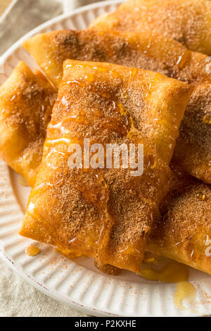 Hausgemachte Frittierte mexikanische Sopapillas mit Zimt Zucker Stockfoto