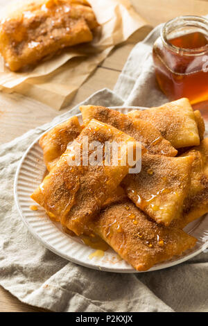 Hausgemachte Frittierte mexikanische Sopapillas mit Zimt Zucker Stockfoto