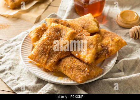 Hausgemachte Frittierte mexikanische Sopapillas mit Zimt Zucker Stockfoto