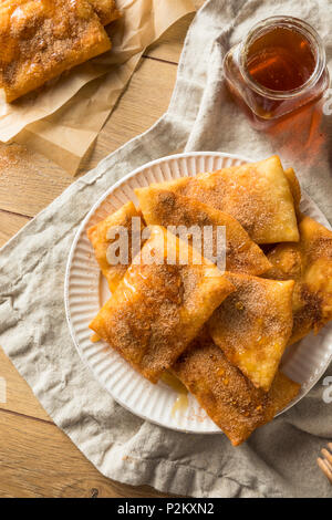 Hausgemachte Frittierte mexikanische Sopapillas mit Zimt Zucker Stockfoto