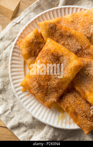 Hausgemachte Frittierte mexikanische Sopapillas mit Zimt Zucker Stockfoto