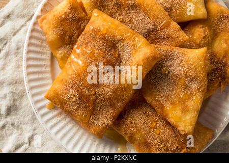 Hausgemachte Frittierte mexikanische Sopapillas mit Zimt Zucker Stockfoto