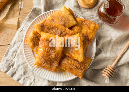 Hausgemachte Frittierte mexikanische Sopapillas mit Zimt Zucker Stockfoto