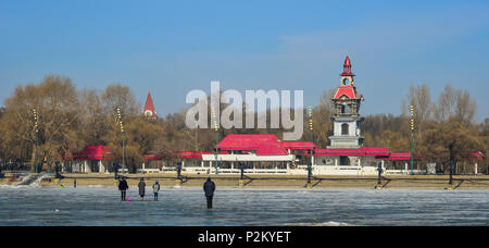 Harbin, China - Feb 22, 2018. Menschen zu Fuß auf Eis Fluss Songhua in Harbin, China. Harbin ist die größte Stadt in der nordöstlichen Region von China. Stockfoto