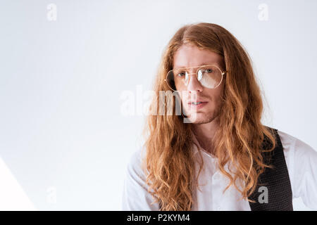 Portrait von stilvollen Geschäftsmann mit lockigem Haar Ingwer auf Weiß Stockfoto
