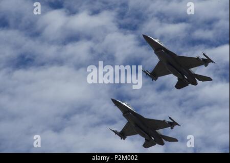 Zwei F-16 Fighting Falcons fliegen in Formation über Holloman Air Force Base, NM. am September 13, 2016, vor 160 Zuschauern in Holloman der jährliche Phantom Gesellschaft Tour teilnehmen. Die Tour aktiviert Flugzeugfans, darunter Veteranen und Nicht-Veteranen mit der Luftfahrt Hintergründe, mehr über Holloman AFB die Flugzeuge und die Sendung zu erfahren. Die Tour enthalten eine F-16 Fighting Falcon Static Display und Briefing, Reisen nach holloman's High Speed Test Track, die Möglichkeit QF-4 Phantom IIs zu sehen und F-16 im Flug, und ein Besuch auf der Basis Heritage Park zu den statischen Anzeigen der verschiedenen Flugzeuge anzeigen Stockfoto