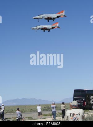 Zwei QF-4 Phantom IIs fliegen in Formation über Holloman Air Force Base, NM. am September 13, 2016, vor 160 Zuschauern in Holloman der jährliche Phantom Gesellschaft Tour teilnehmen. Die Tour aktiviert Flugzeugfans, darunter Veteranen und Nicht-Veteranen mit der Luftfahrt Hintergründe, mehr über Holloman AFB die Flugzeuge und die Sendung zu erfahren. Die Tour enthalten eine F-16 Fighting Falcon Static Display und Briefing, Reisen nach holloman's High Speed Test Track, die Möglichkeit QF-4 Phantom IIs zu sehen und F-16 im Flug, und ein Besuch auf der Basis Heritage Park zu den statischen Anzeigen der verschiedenen Flugzeug- historie anzeigen Stockfoto