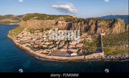 Luftbild der alten Hügel Stadt Monemvasia im südöstlichen Teil der Halbinsel Peloponnes, Griechenland Stockfoto