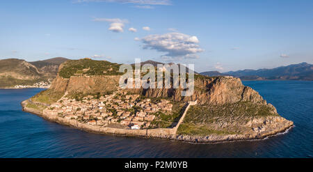 Luftbild der alten Hügel Stadt Monemvasia im südöstlichen Teil der Halbinsel Peloponnes, Griechenland Stockfoto