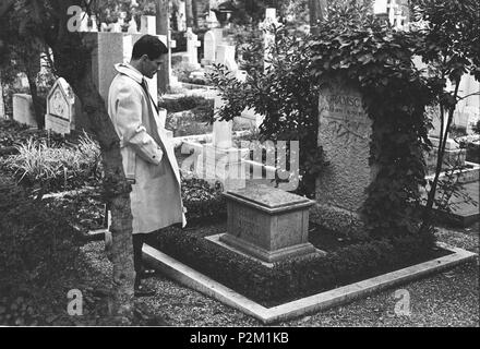 . Italiano: Pasolini davanti alla Tomba di Gramsci Fonte: Ansa Foto ca 1970. Diese Datei fehlt, Informationen zum Autor. 37 Gramsci Pasolini Stockfoto