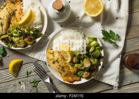 Hausgemachte Weißfischfilet Abendessen mit Reis und Rosenkohl Stockfoto