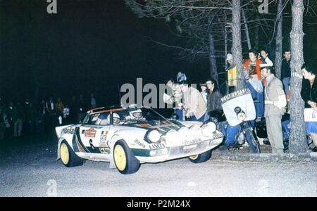 . Englisch: Raffaele "Lele" Pinto und Co - Treiber Arnaldo Bernacchini auf einem Lancia Stratos HF Alitalia gesponsert Am 1976 Rallye San Remo. Vom 9. Oktober 1976. Unbekannt 47 Lele Pinto - Lancia Stratos HF Alitalia (1976 Rallye San Remo) Stockfoto